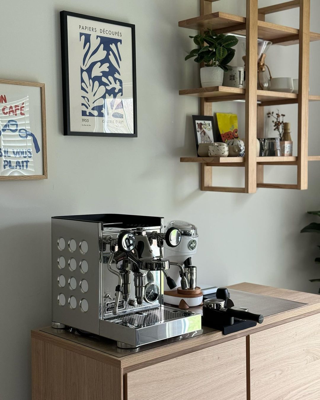 Rocket Espresso Appartamento 咖啡機,搭配木質家具和咖啡裝飾,打造個人咖啡角。