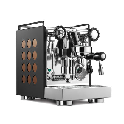 <img src="appartamento_black-copper.jpg" alt="Rocket Espresso Appartamento 咖啡機，黑色霧面烤漆不鏽鋼機身，側面有12個玫瑰金色圓點的經典造型。控制蒸氣開關的旋鈕上印有品牌經典標誌「R」，增添品牌特色。">